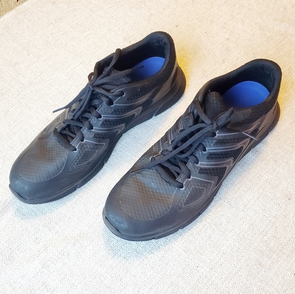 black work tennis shoes